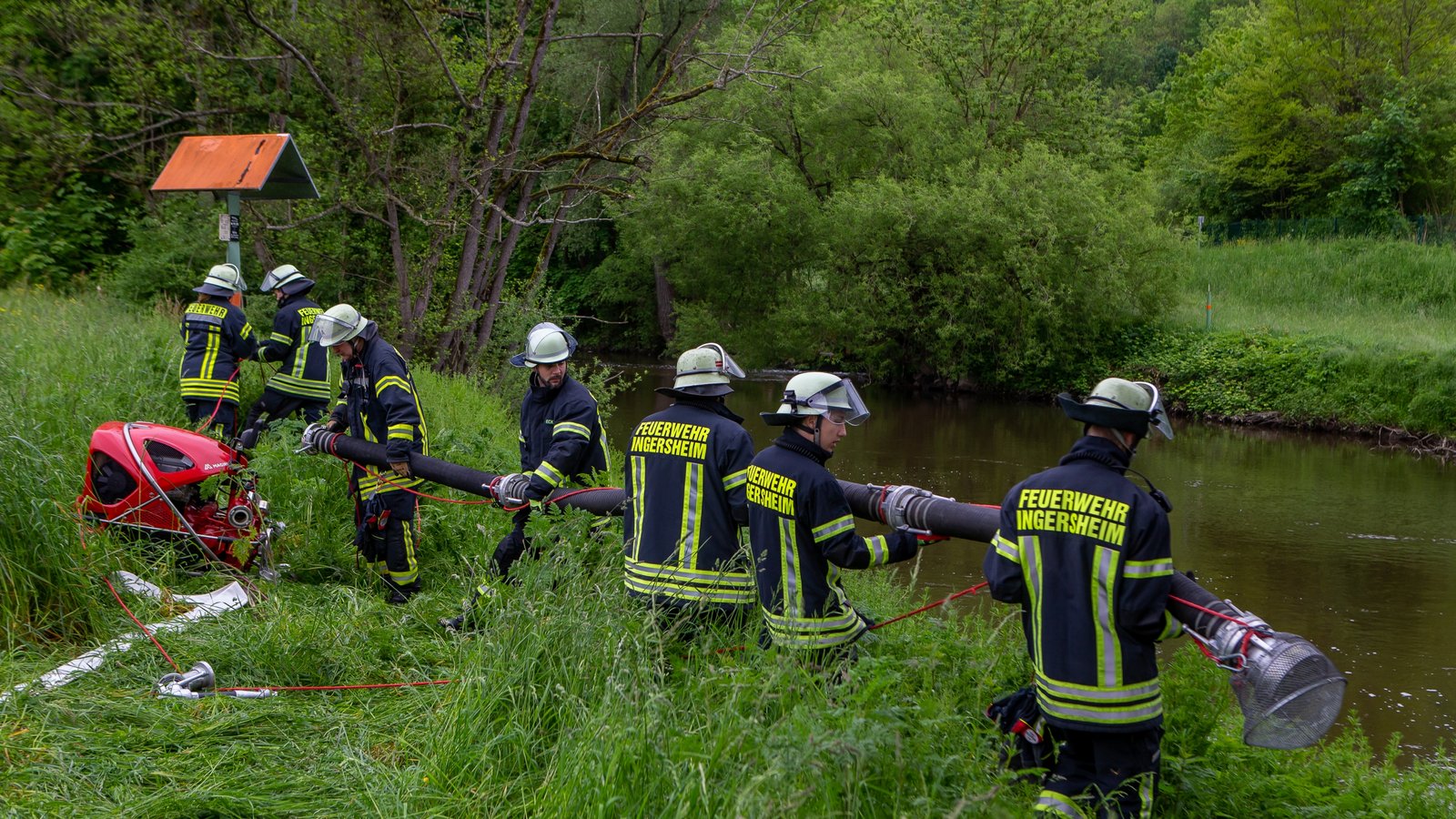 Feuerwehrleute aus Ingersheim beim Aufbau der Saugleitung für das Löschwasser an der Enz.  Foto: Bürkle