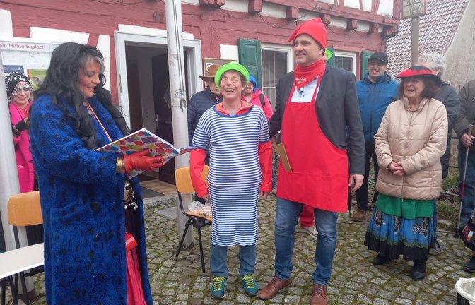 Bekommt die Narrenkappe aufgesetzt: Bürgermeister Holger Albrich, hier mit Ortsvorsteherin Claudia Volk (links), wird von Narrenchefin Martina Schantel (ganz links) entmachtet.  <span class='image-autor'>Foto: Glemser</span>