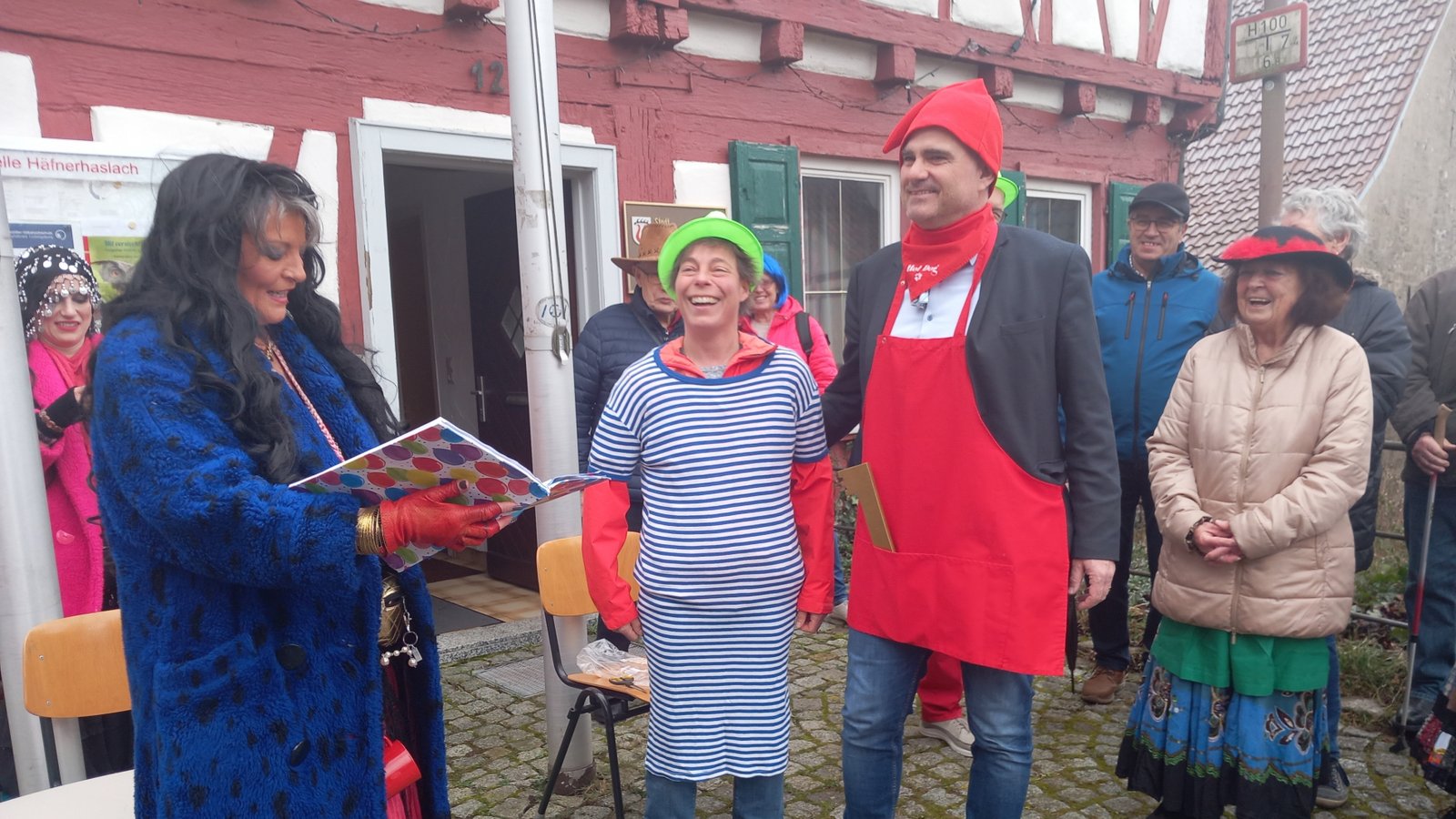 Bekommt die Narrenkappe aufgesetzt: Bürgermeister Holger Albrich, hier mit Ortsvorsteherin Claudia Volk (links), wird von Narrenchefin Martina Schantel (ganz links) entmachtet.  Foto: Glemser