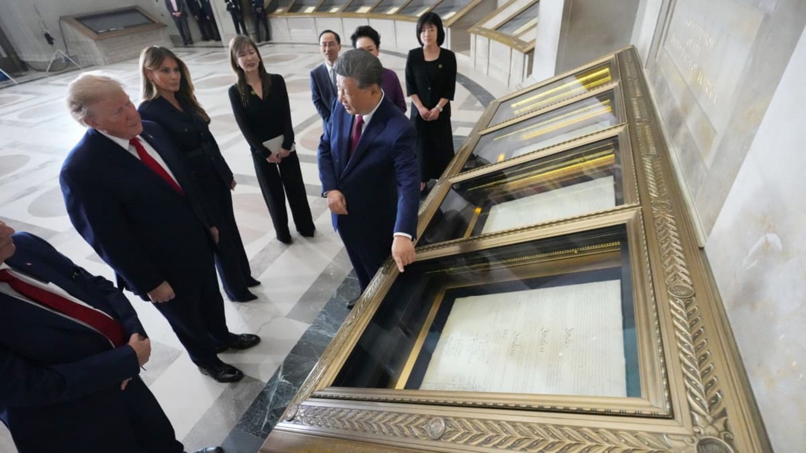 Chinas Präsident Xi betrachtet mit US-Präsident Donald Trump die amerikanische Unabhängigkeitserklärung im Nationalarchiv.Alex Brandon/AP/dpa