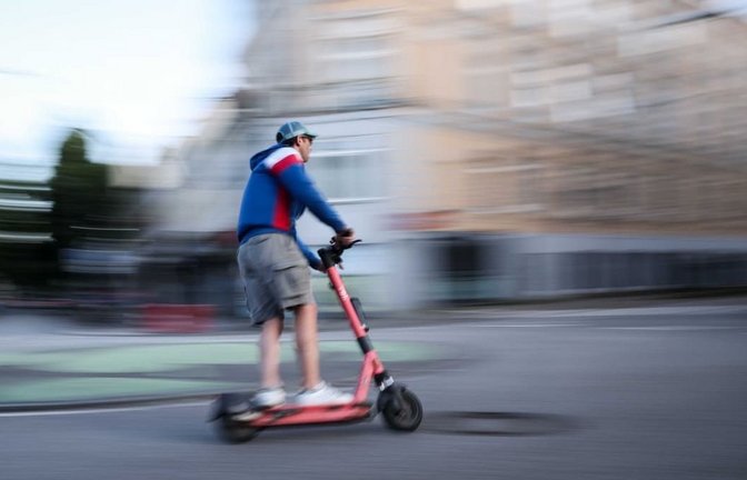 Die allermeisten jugendlichen E-Scooter-Fahrer tragen keinen Schutzhelm.<span class='image-autor'>Christian Charisius/dpa</span>