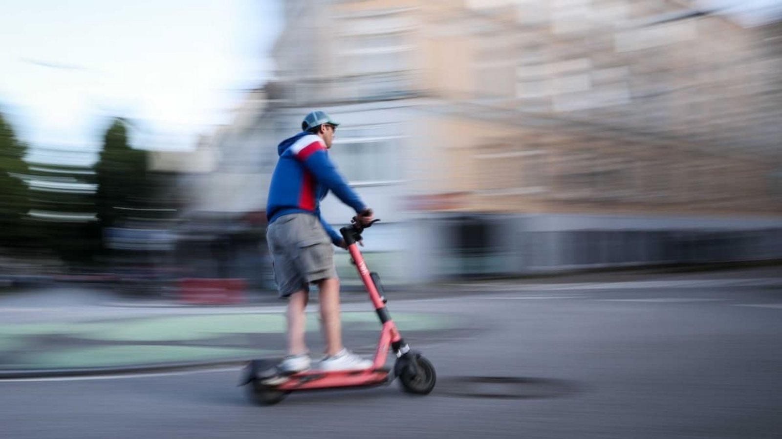 Die allermeisten jugendlichen E-Scooter-Fahrer tragen keinen Schutzhelm.Christian Charisius/dpa Die allermeisten jugendlichen E-Scooter-Fahrer tragen keinen Schutzhelm.Christian Charisius/dpa