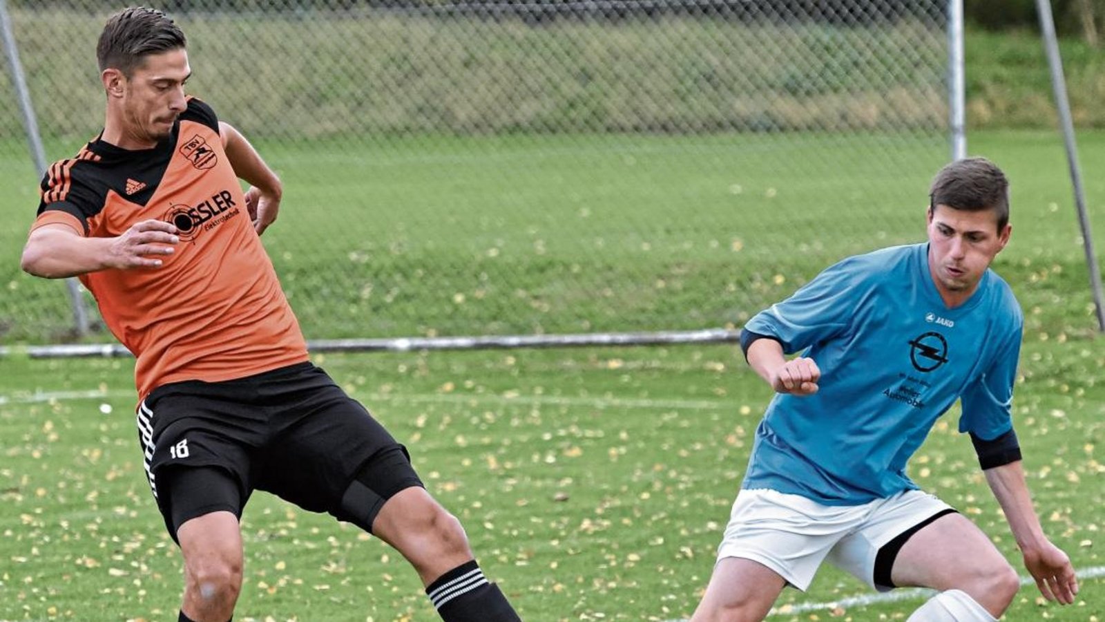 Marcel Boch (links) lenkt beim TSV Kleinglattbach die Geschicke auf dem Platz und ergänzt damit Trainer Klaus Arnold. Foto: Leitner Marcel Boch (links) lenkt beim TSV Kleinglattbach die Geschicke auf dem Platz und ergänzt damit Trainer Klaus Arnold. Foto: Leitner