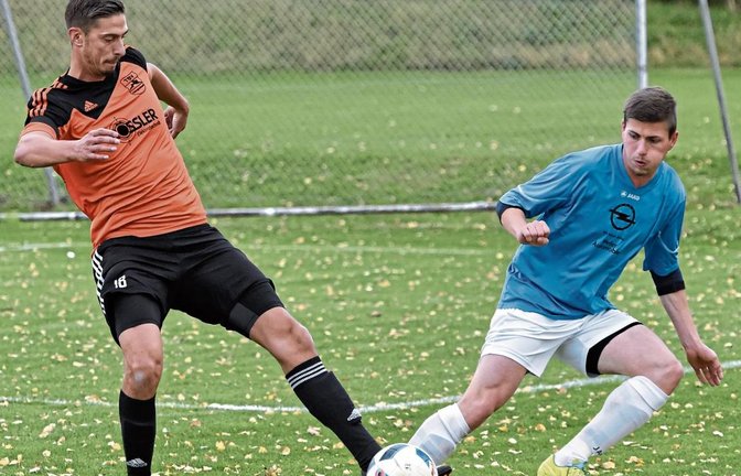 Marcel Boch (links) lenkt beim TSV Kleinglattbach die Geschicke auf dem Platz und ergänzt damit Trainer Klaus Arnold. Foto: Leitner