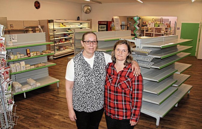 Monika Wagner (links) und ihre Mitarbeiterin Sabrina Hafner müssen den Laden schweren Herzens aufgeben.  Foto: Banholzer