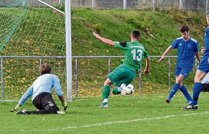 Tim Scheuermann (rechts) schießt aus kurzer Distanz das 1:0 für den SV Illingen.  Foto: Leitner