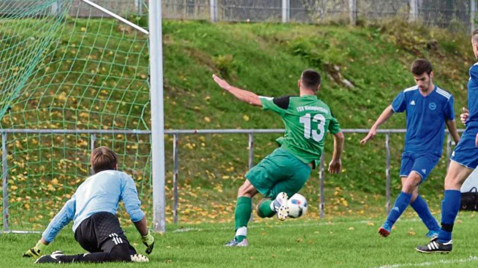 Tim Scheuermann (rechts) schießt aus kurzer Distanz das 1:0 für den SV Illingen.  Foto: Leitner