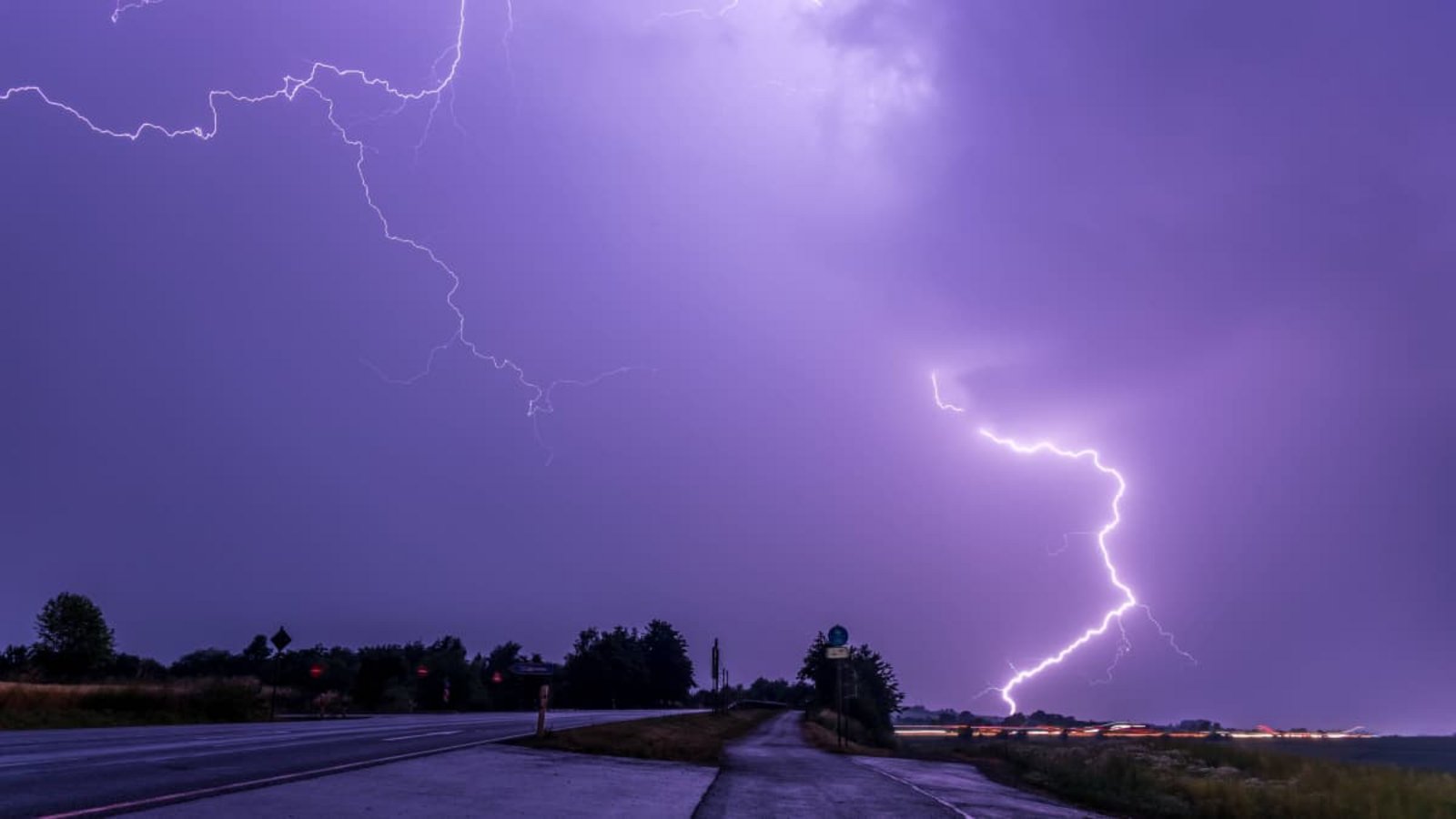 Die geschlossene Metallhülle des Autos leitet den elektrischen Strom des Blitzes außen um die Insassen herum und in den Boden ab. Nach Angaben des ADAC gilt dies für herkömmliche Verbrenner und E-Autos gleichermaßen.Imago/Christian Grube