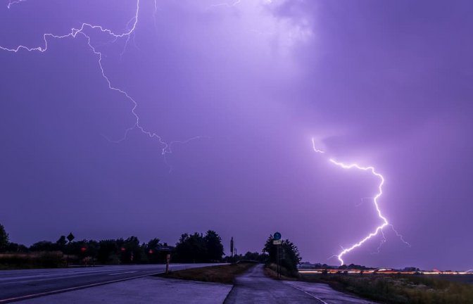 Die geschlossene Metallhülle des Autos leitet den elektrischen Strom des Blitzes außen um die Insassen herum und in den Boden ab. Nach Angaben des ADAC gilt dies für herkömmliche Verbrenner und E-Autos gleichermaßen.<span class='image-autor'>Imago/Christian Grube</span>