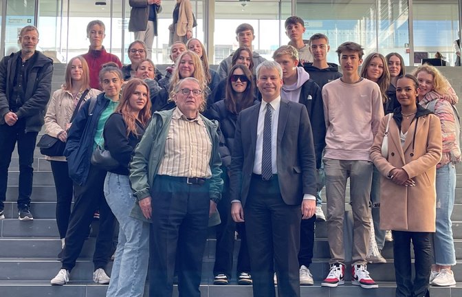 Vergangene Woche weilte die 11. Klasse der Freien Waldorfschule Vaihingen sechs Tage in Berlin. Besucht wurden Bundesrat, Bundestag, Humboldtforum, Pergamonmuseum, das neue Zentrum Flucht-Vertreibung-Versöhnung, die Gärten der Welt. Ein besonderes Ereignis war das Treffen mit dem Abgeordneten des Kreises Ludwigsburg Steffen Bilger (CDU), der den Schülern aus seiner Tätigkeit berichtete. Unter anderem kündigte er seinen Besuch in Vaihingen am 27. Oktober an. Begleitet wurden die Schüler von den Lehrern Dr. Eva Bremen, Hans Vastag und Philipp Möller. <span class='image-autor'>Foto: p</span>