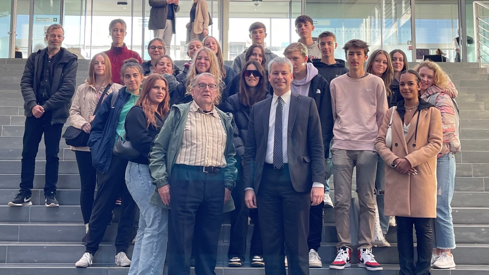 Vergangene Woche weilte die 11. Klasse der Freien Waldorfschule Vaihingen sechs Tage in Berlin. Besucht wurden Bundesrat, Bundestag, Humboldtforum, Pergamonmuseum, das neue Zentrum Flucht-Vertreibung-Versöhnung, die Gärten der Welt. Ein besonderes Ereignis war das Treffen mit dem Abgeordneten des Kreises Ludwigsburg Steffen Bilger (CDU), der den Schülern aus seiner Tätigkeit berichtete. Unter anderem kündigte er seinen Besuch in Vaihingen am 27. Oktober an. Begleitet wurden die Schüler von den Lehrern Dr. Eva Bremen, Hans Vastag und Philipp Möller. Foto: p Vergangene Woche weilte die 11. Klasse der Freien Waldorfschule Vaihingen sechs Tage in Berlin. Besucht wurden Bundesrat, Bundestag, Humboldtforum, Pergamonmuseum, das neue Zentrum Flucht-Vertreibung-Versöhnung, die Gärten der Welt. Ein besonderes Ereignis war das Treffen mit dem Abgeordneten des Kreises Ludwigsburg Steffen Bilger (CDU), der den Schülern aus seiner Tätigkeit berichtete. Unter anderem kündigte er seinen Besuch in Vaihingen am 27. Oktober an. Begleitet wurden die Schüler von den Lehrern Dr. Eva Bremen, Hans Vastag und Philipp Möller. Foto: p