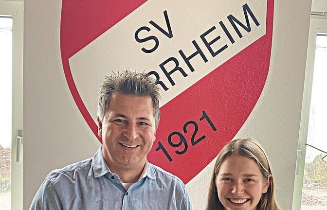 Der SVH-Vorsitzende Markus Messirek (von links) freut sich mit SVH-Jugendtrainerin und -Rechtsverteidigerin Louisa Pfeifer über die Auszeichnung zur „Jungen Fußballheldin“. Foto: privat
