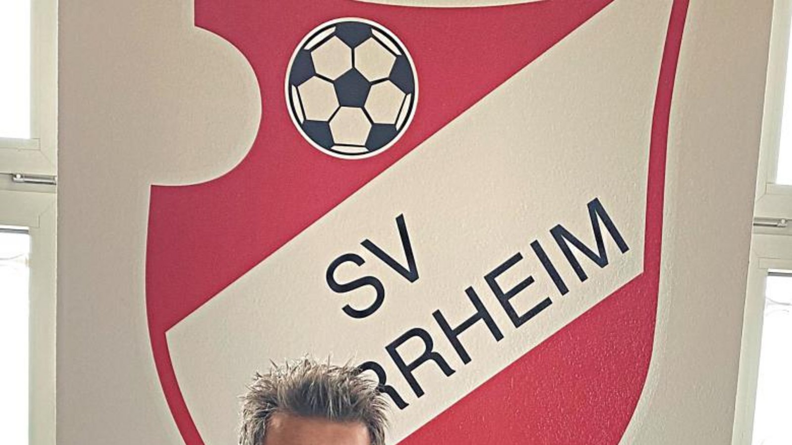 Der SVH-Vorsitzende Markus Messirek (von links) freut sich mit SVH-Jugendtrainerin und -Rechtsverteidigerin Louisa Pfeifer über die Auszeichnung zur „Jungen Fußballheldin“. Foto: privat Der SVH-Vorsitzende Markus Messirek (von links) freut sich mit SVH-Jugendtrainerin und -Rechtsverteidigerin Louisa Pfeifer über die Auszeichnung zur „Jungen Fußballheldin“. Foto: privat