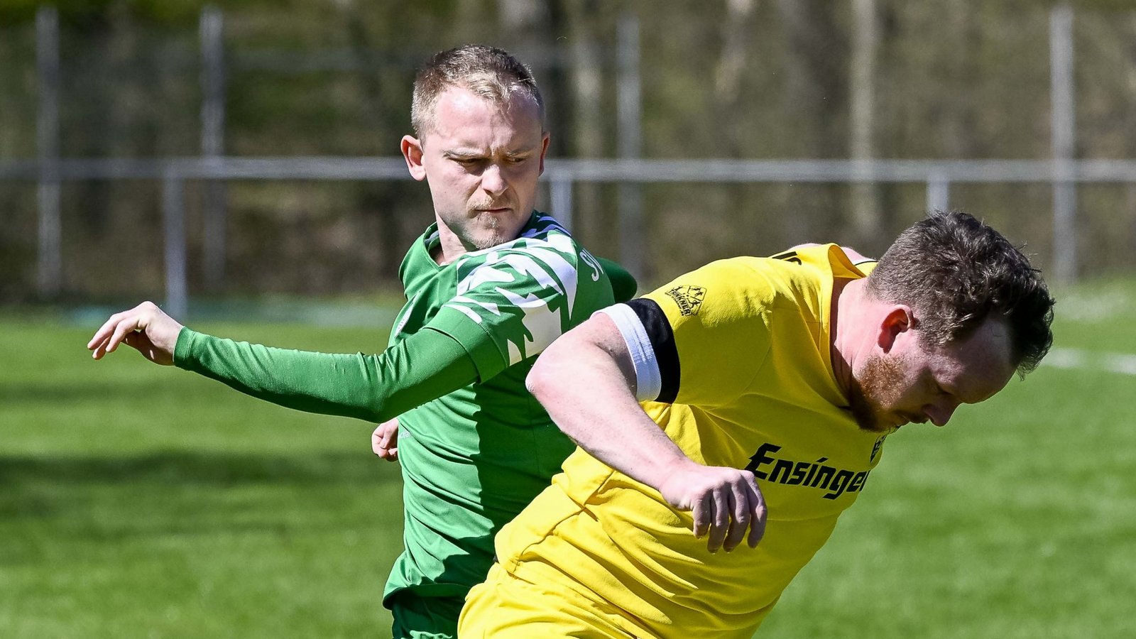 Patrick Schmidt (vorne) absolviert am Sonntag mit dem TSV Ensingen II einen Test beim TSV Mühlhausen. Foto: Leitner Patrick Schmidt (vorne) absolviert am Sonntag mit dem TSV Ensingen II einen Test beim TSV Mühlhausen. Foto: Leitner
