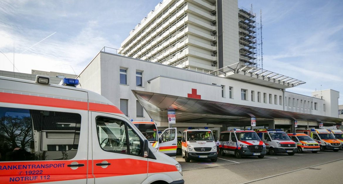 Ludwigsburg - das Krankenhaus von aussen mit mehrere Krankenwagen vor der Notaufnahme
