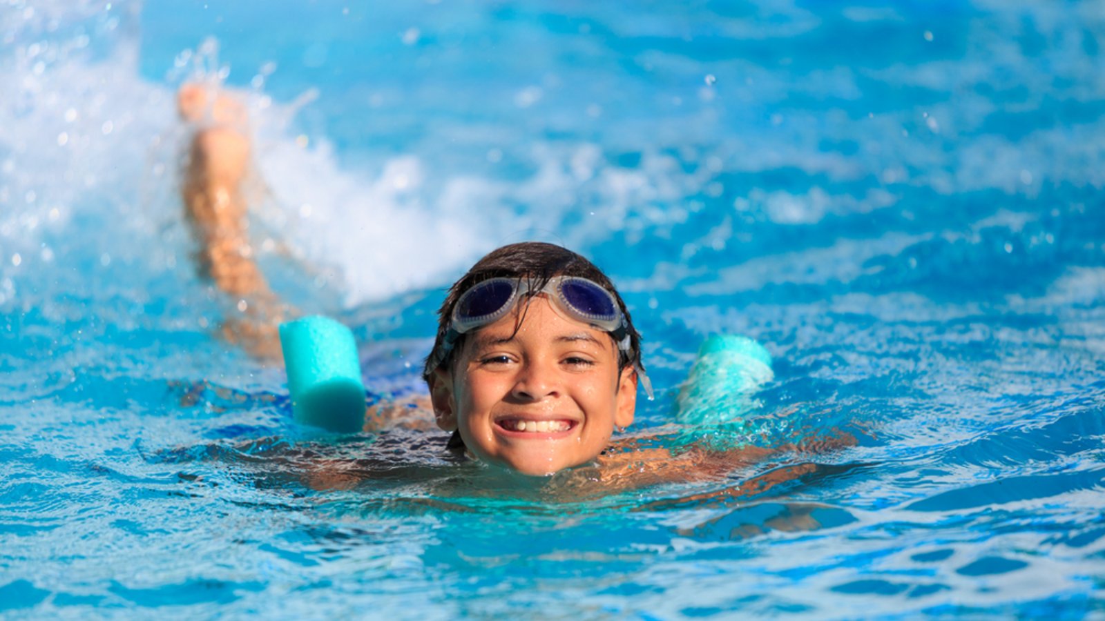 Ab wann können Kinder ohne Begleitung ins Schwimmbad?Foto: Cassiohabib / shutterstock.com