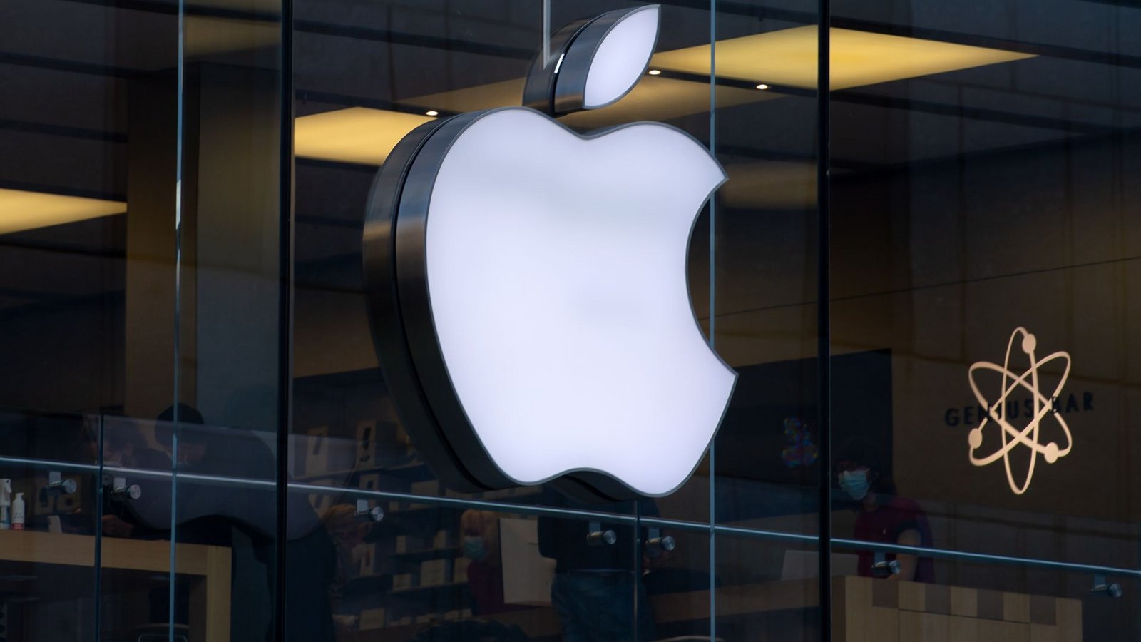 Das Logo des Technologieunternehmens Apple am Apple Store in der Innenstadt von München zu sehen.Foto: Sven Hoppe/dpa