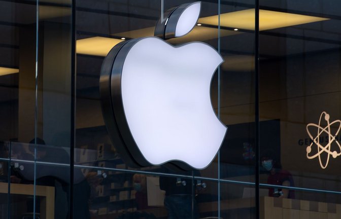 Das Logo des Technologieunternehmens Apple am Apple Store in der Innenstadt von München zu sehen.<span class='image-autor'>Foto: Sven Hoppe/dpa</span>