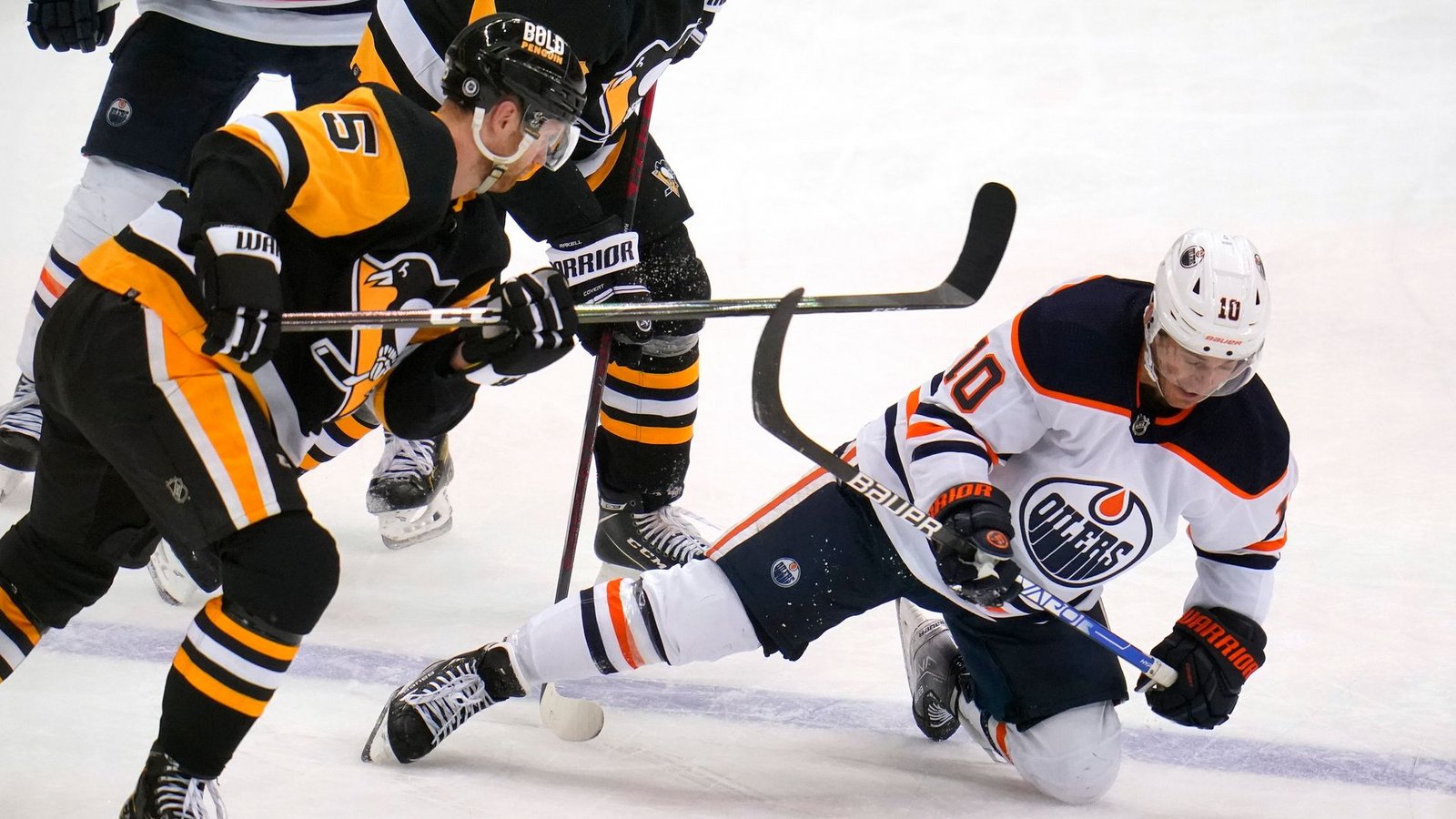 Derek Ryan (r) von den Oilers fällt nach einem Zusammenstoß mit Penguins' Mike Matheson auf das Eis.Foto: Gene J. Puskar/AP/dpa
