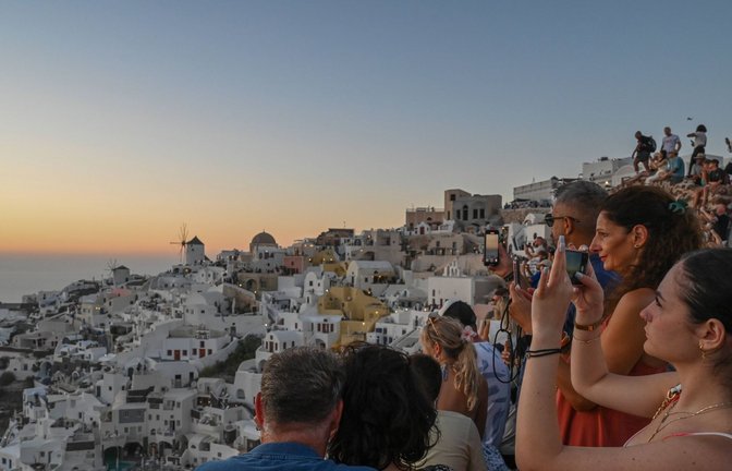Der Landgang mit Selfie kostet auf Santorini 20 Euro.<span class='image-autor'>Foto: IMAGO/Nicolas Koutsokostas</span>