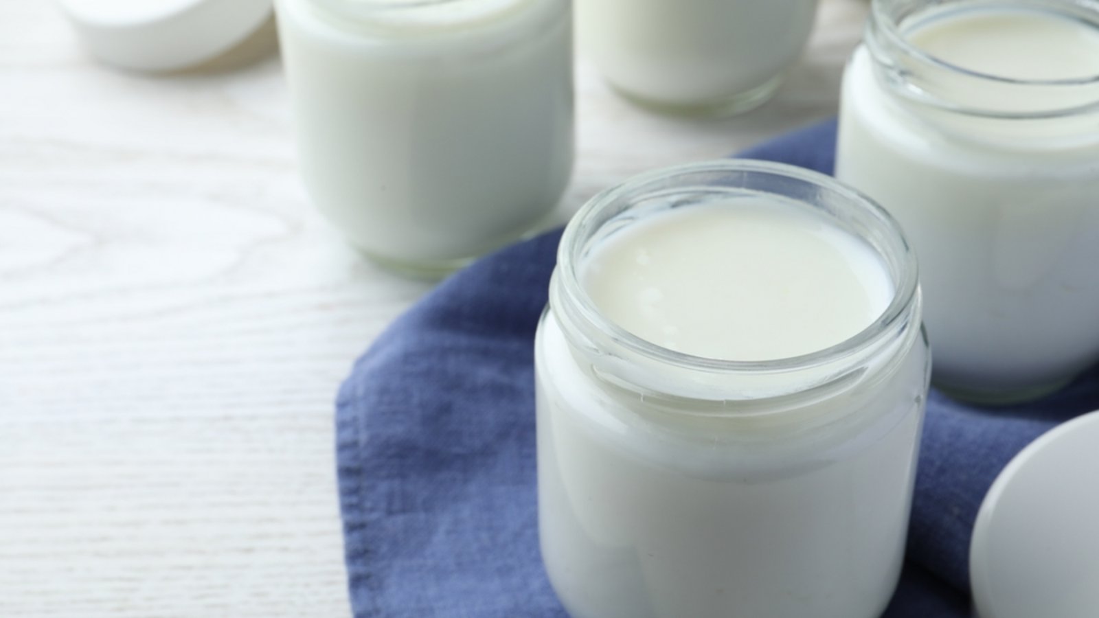 Erfahren Sie in diesem Artikel, worauf Sie achten sollten, wenn Sie Joghurt erwärmen möchten. (3 hilfreiche Tipps)Foto: New Africa / Shutterstock.com Erfahren Sie in diesem Artikel, worauf Sie achten sollten, wenn Sie Joghurt erwärmen möchten. (3 hilfreiche Tipps)Foto: New Africa / Shutterstock.com
