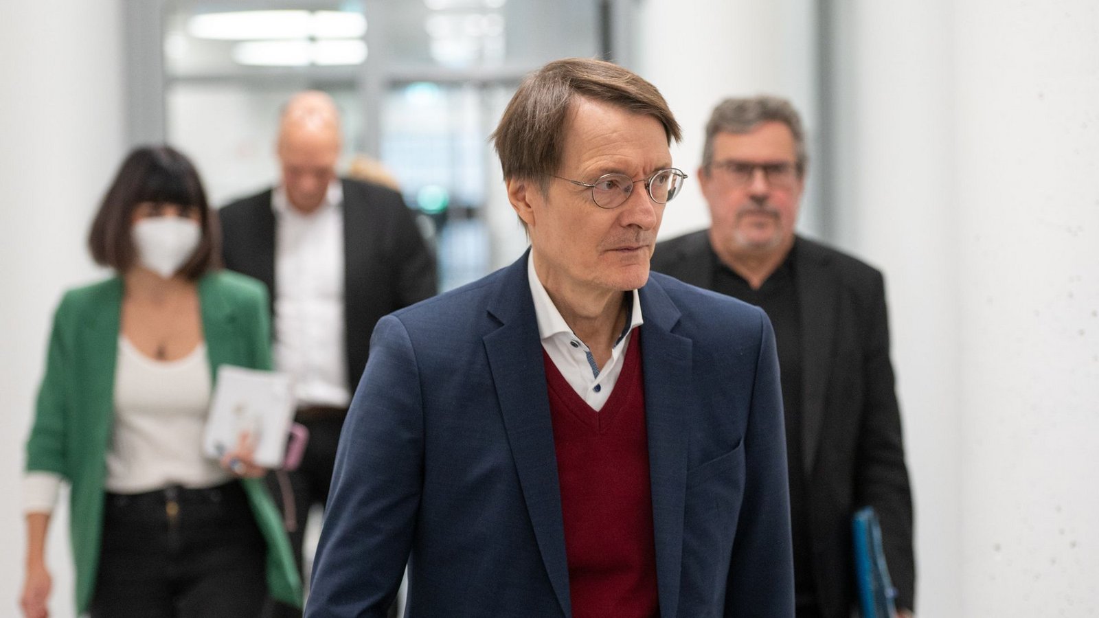 Gesunheitsminister Karl Lauterbach ruft zu Vorsichtsmaßnahmen gegen Corona auf.Foto: dpa/Christophe Gateau Gesunheitsminister Karl Lauterbach ruft zu Vorsichtsmaßnahmen gegen Corona auf.Foto: dpa/Christophe Gateau