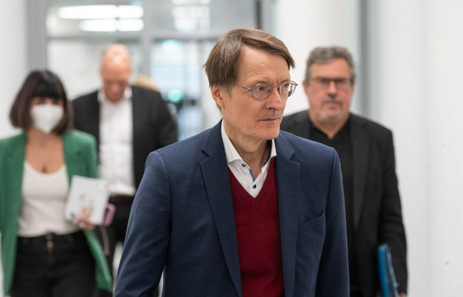 Gesunheitsminister Karl Lauterbach ruft zu Vorsichtsmaßnahmen gegen Corona auf.<span class='image-autor'>Foto: dpa/Christophe Gateau</span>