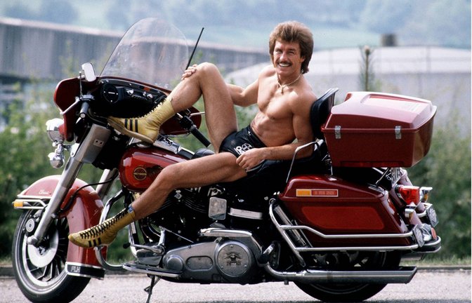 René Weller  oberkörperfrei auf einer Maschine des US-amerikanischen Motorradherstellers Harley Davidson.<span class='image-autor'>Foto: imago/Sven Simon</span>
