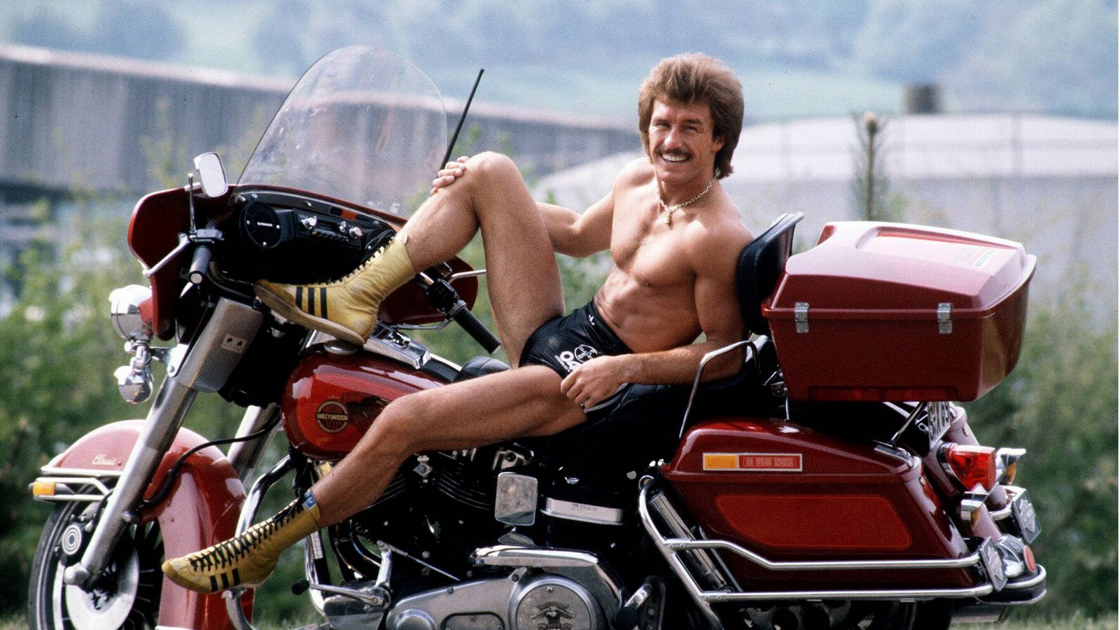 René Weller oberkörperfrei auf einer Maschine des US-amerikanischen Motorradherstellers Harley Davidson.Foto: imago/Sven Simon René Weller oberkörperfrei auf einer Maschine des US-amerikanischen Motorradherstellers Harley Davidson.Foto: imago/Sven Simon