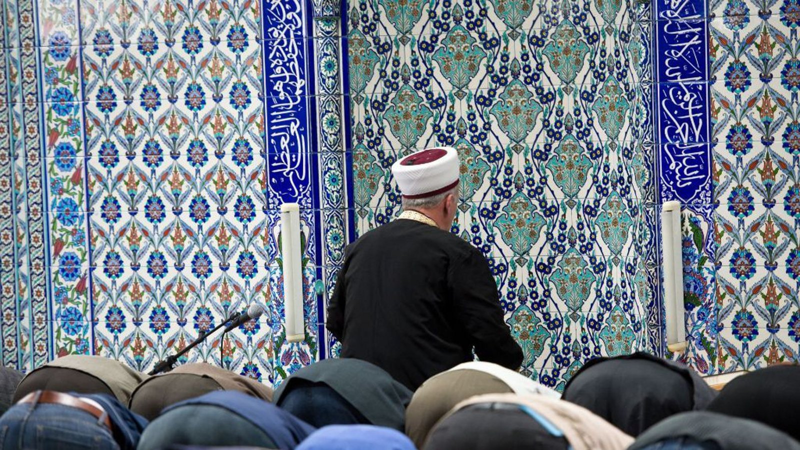 Mit rund 1,5 Milliarden Anhängern ist der Islam die zweitgrößte Weltreligion. Er ist in mehrere Richtungen gespalten. Die Sunniten bilden mit 85 Prozent die größte Gruppierung. Sie unterteilen sich in die vier Rechtsschulen der Hanafiten, Malikiten, Hanbaliten und Schafiiten. Die Schiiten sind die zweite große Richtung.Foto: dpa Mit rund 1,5 Milliarden Anhängern ist der Islam die zweitgrößte Weltreligion. Er ist in mehrere Richtungen gespalten. Die Sunniten bilden mit 85 Prozent die größte Gruppierung. Sie unterteilen sich in die vier Rechtsschulen der Hanafiten, Malikiten, Hanbaliten und Schafiiten. Die Schiiten sind die zweite große Richtung.Foto: dpa