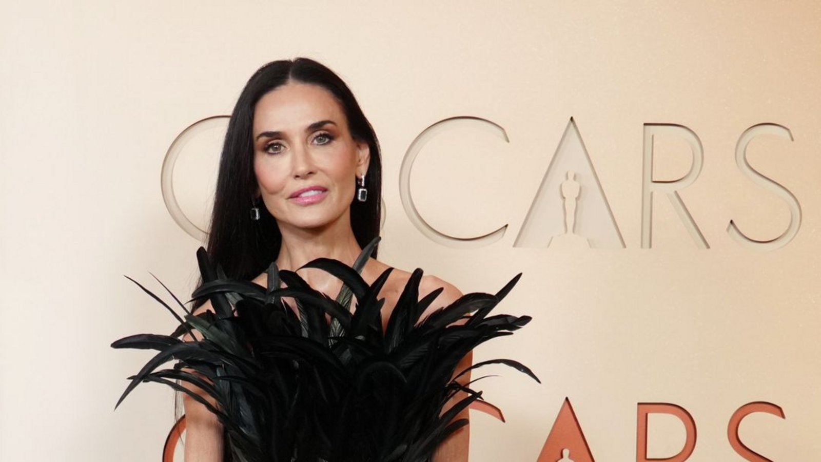 Bestimmt das spektakulärste Kleid des Abends – Demi Moore wirkte in diesem Gucci-Kleid wie ein prachtvoller Pfau. Unser Urteil: Aufregend.Foto: Jordan Strauss/Invision/AP/dpa Bestimmt das spektakulärste Kleid des Abends – Demi Moore wirkte in diesem Gucci-Kleid wie ein prachtvoller Pfau. Unser Urteil: Aufregend.Foto: Jordan Strauss/Invision/AP/dpa