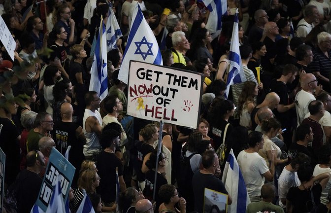 Menschen in Israel demonstrieren für die Freilassung der Geiseln. (Archivbild)<span class='image-autor'>Foto: dpa/Mahmoud Illean</span>