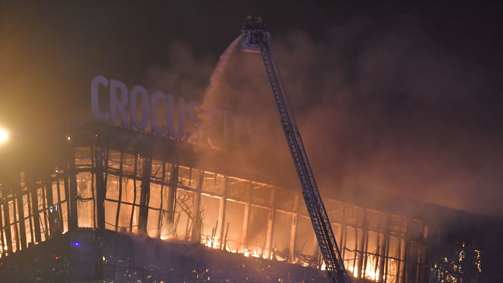 Die Terroristen entfachten mit mehreren Benzinkanistern ein Großfeuer bei Moskau.Foto: dpa/Alexander Zemlianichenko Jr