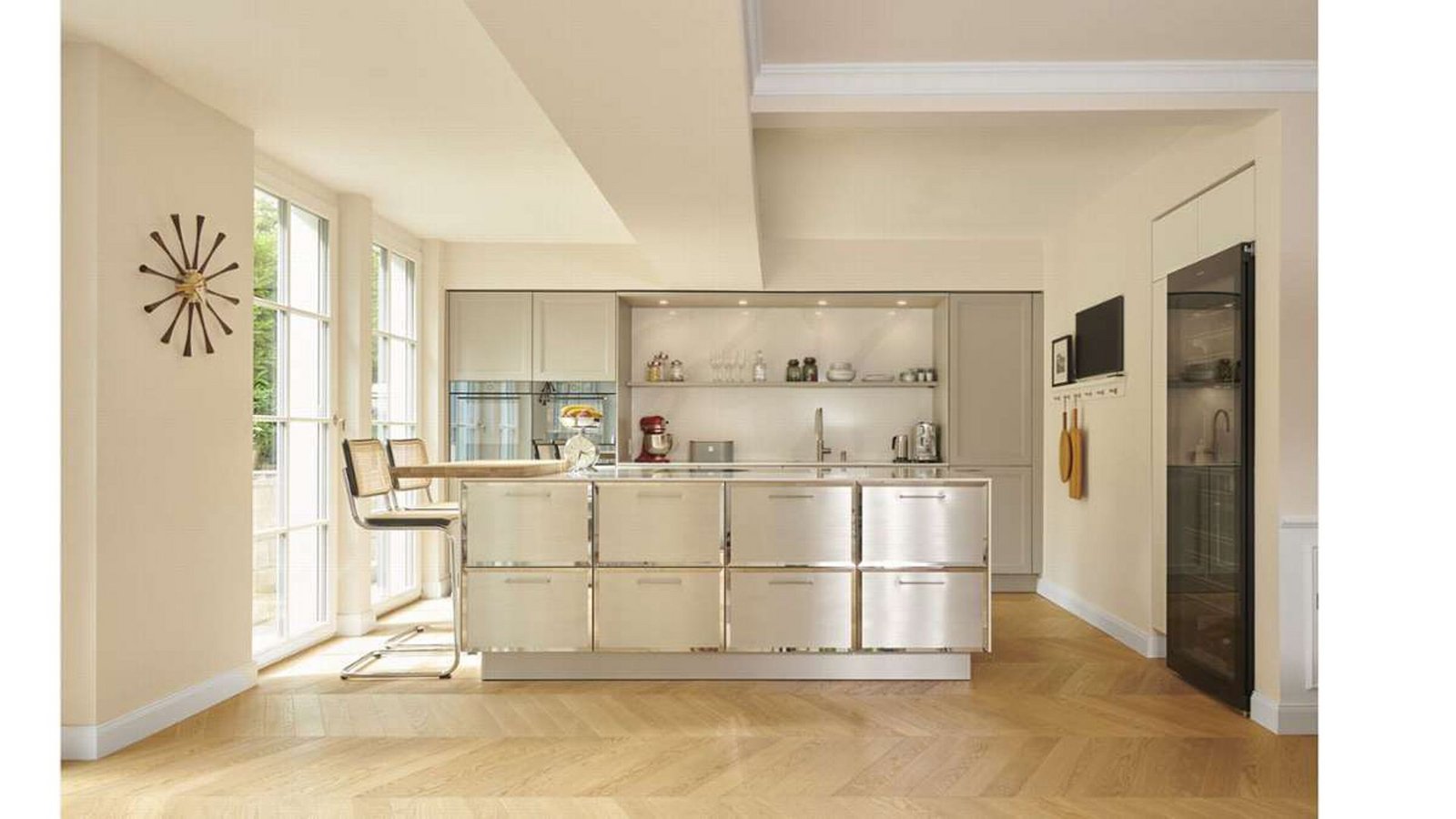 Die Küche des Kaffeemühlen-Hauses in Stuttgart  wurde mit einer Edelstahlküche im Beaux-Arts-Style ausgestattet.Foto: Gregor Neschel