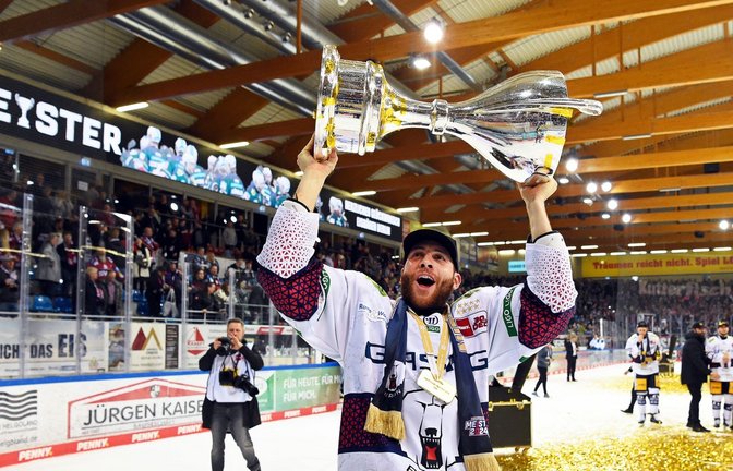 Berlins Yannick Veilleux jubelt nach dem Gewinn der deutschen Eishockey-Meisterschaft mit dem Pokal.<span class='image-autor'>Foto: Carmen Jaspersen/dpa</span>