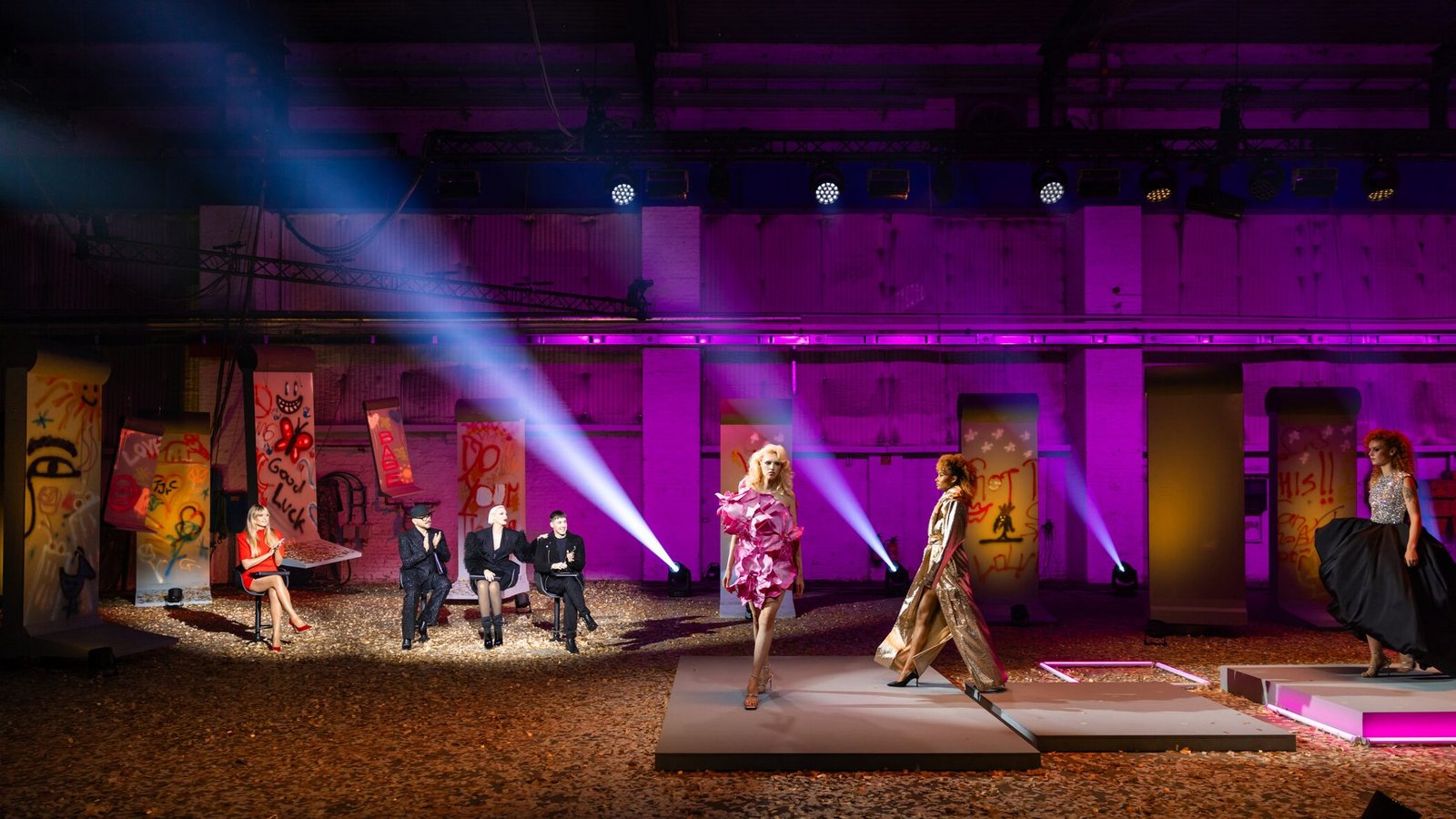 Heidi Klum mit den drei Gastjuroren der 6. Folge: Armin Morbach, Nadja Auermann und Kilian Kerner (v. l.).Foto: ProSieben/Daniel Graf