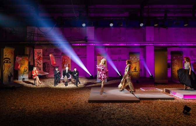 Heidi Klum mit den drei Gastjuroren der 6. Folge: Armin Morbach, Nadja Auermann und Kilian Kerner (v. l.).<span class='image-autor'>Foto: ProSieben/Daniel Graf</span>