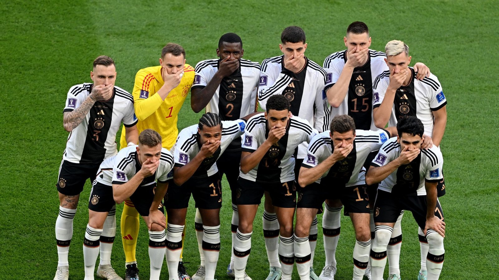 Die deutschen Spieler halten sich  demonstrativ den Mund zuFoto: dpa/Robert Michael