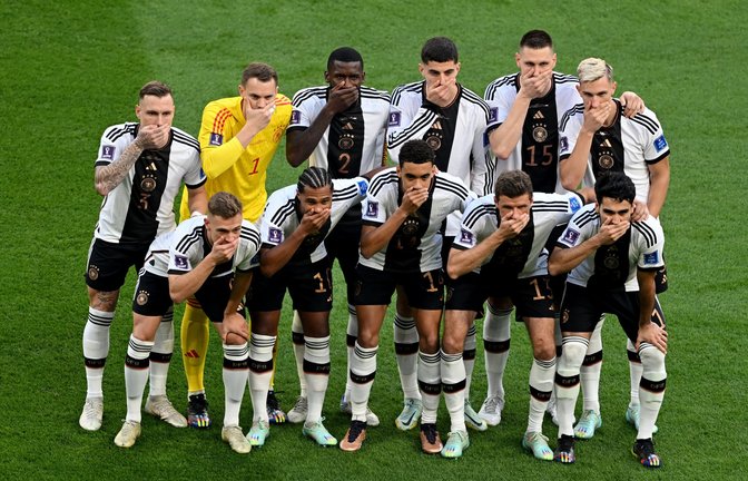 Die deutschen Spieler halten sich  demonstrativ den Mund zu<span class='image-autor'>Foto: dpa/Robert Michael</span>