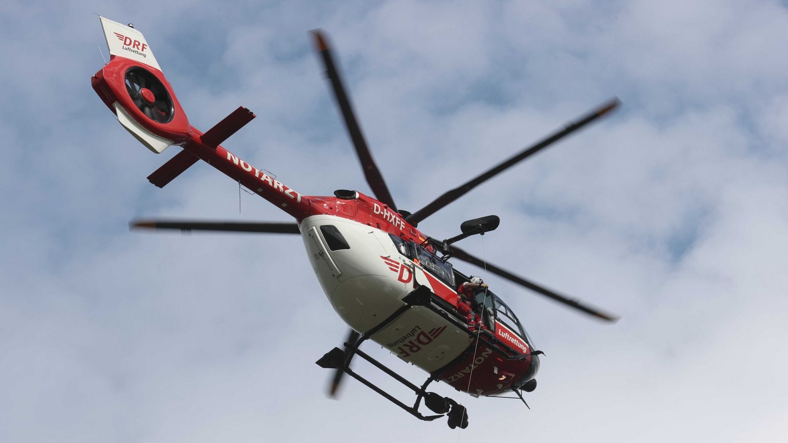 Ein Rettungshubschrauber brachte den Mann in eine Klinik. (Symbolbild)Foto: dpa/Bodo Schackow Ein Rettungshubschrauber brachte den Mann in eine Klinik. (Symbolbild)Foto: dpa/Bodo Schackow