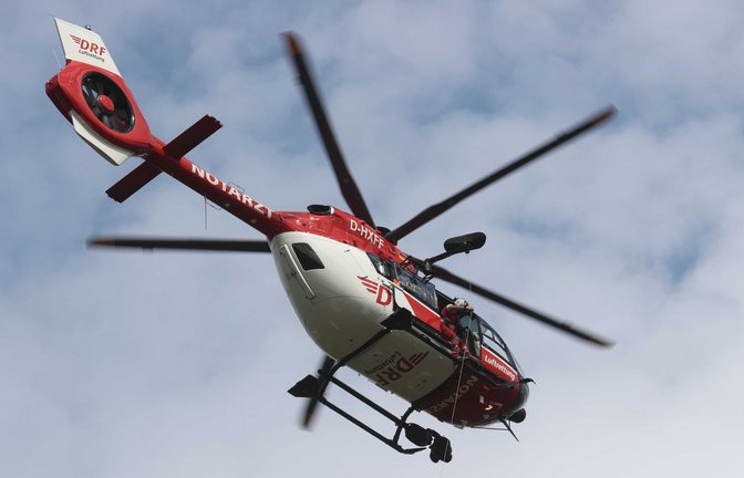 Ein Rettungshubschrauber brachte den Mann in eine Klinik. (Symbolbild)<span class='image-autor'>Foto: dpa/Bodo Schackow</span>