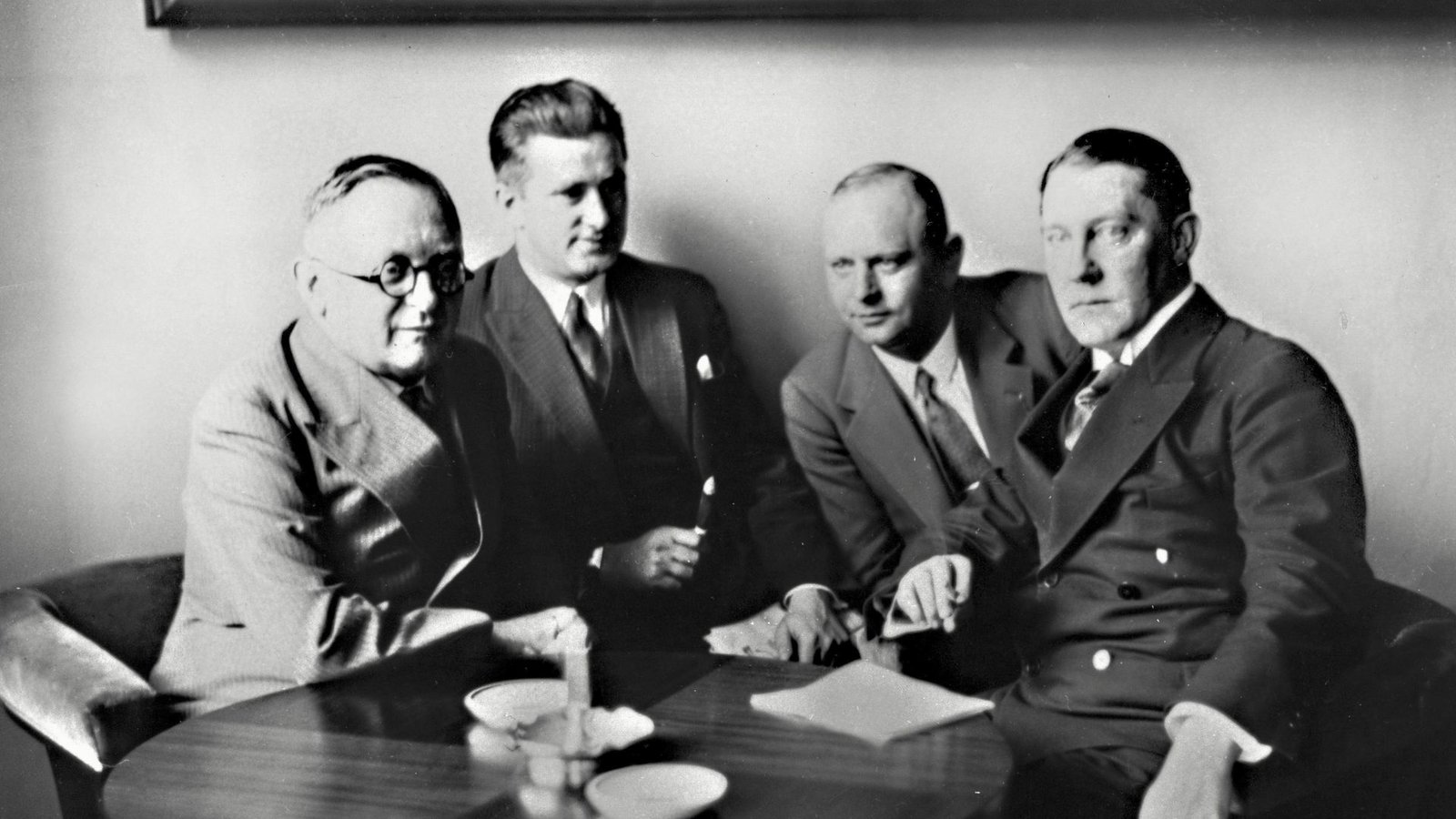 Die Führung der Deutschen Staatspartei 1930 (v. li.): Erich Koch-Weser, Josef Winschuh, Erich Glimm und Artur MahraunFoto: ullstein bild Die Führung der Deutschen Staatspartei 1930 (v. li.): Erich Koch-Weser, Josef Winschuh, Erich Glimm und Artur MahraunFoto: ullstein bild