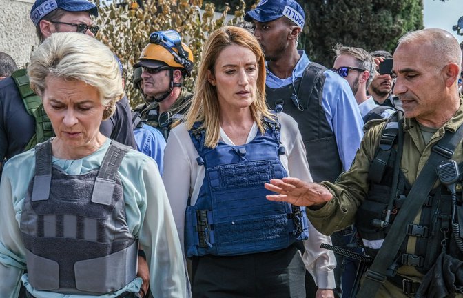 EU-Kommissionschefin Ursula von der Leyen (links) und Parlamentspräsidentin Roberta Metsola bei ihrem Besuch in Israel. Nicht allen in der EU hat diese Solidaritätsaktion gefallen.<span class='image-autor'>Foto: dpa/Bea Bar Kallos</span>