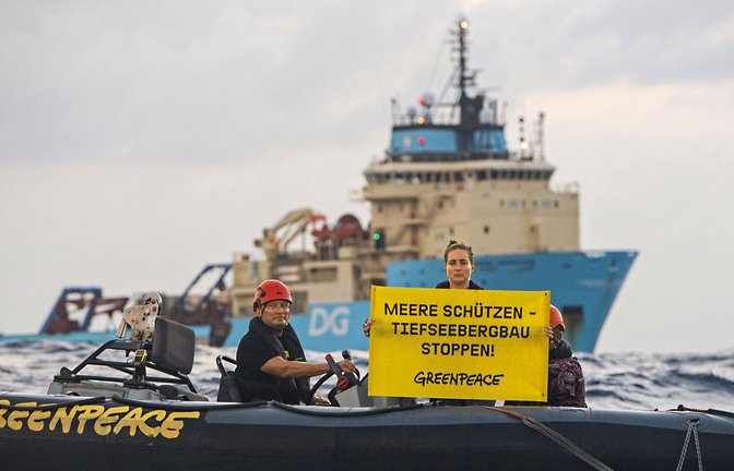Greenpeace-Aktivisten  demonstrieren auf dem Pazifik in einem Schlauchboot vor dem Spezialschiff Maersk Launcher gegen den  Abbau von Manganknollen in der Tiefsee. Foto: dpa/Greenpeace/Marten van Dijl<span class='image-autor'>Foto: &nbsp;</span>