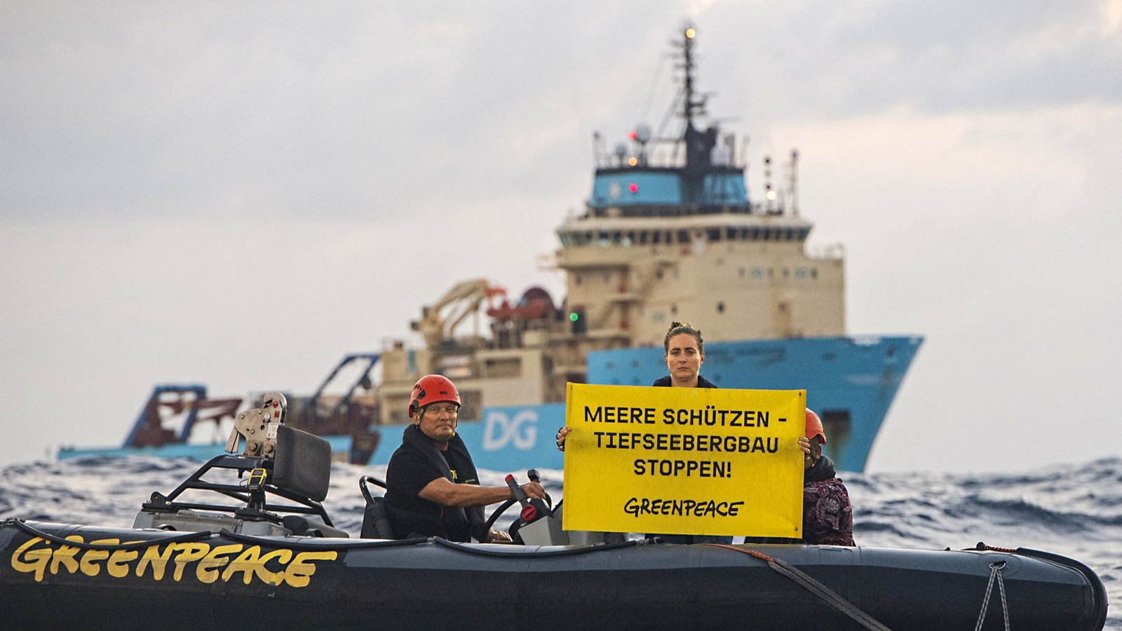 Greenpeace-Aktivisten demonstrieren auf dem Pazifik in einem Schlauchboot vor dem Spezialschiff Maersk Launcher gegen den Abbau von Manganknollen in der Tiefsee. Foto: dpa/Greenpeace/Marten van DijlFoto: Greenpeace-Aktivisten demonstrieren auf dem Pazifik in einem Schlauchboot vor dem Spezialschiff Maersk Launcher gegen den Abbau von Manganknollen in der Tiefsee. Foto: dpa/Greenpeace/Marten van DijlFoto: 