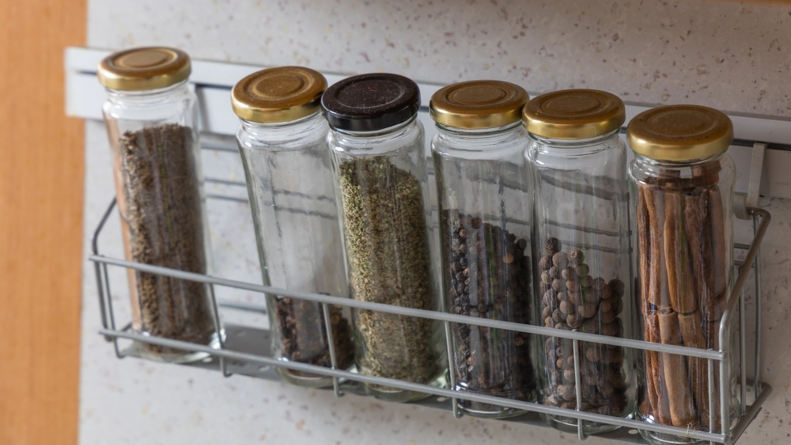Verbraucher sollten ihre Gewürzregal durchsehen (Symbolbild).Foto: Roman Bjuty / shutterstock.com