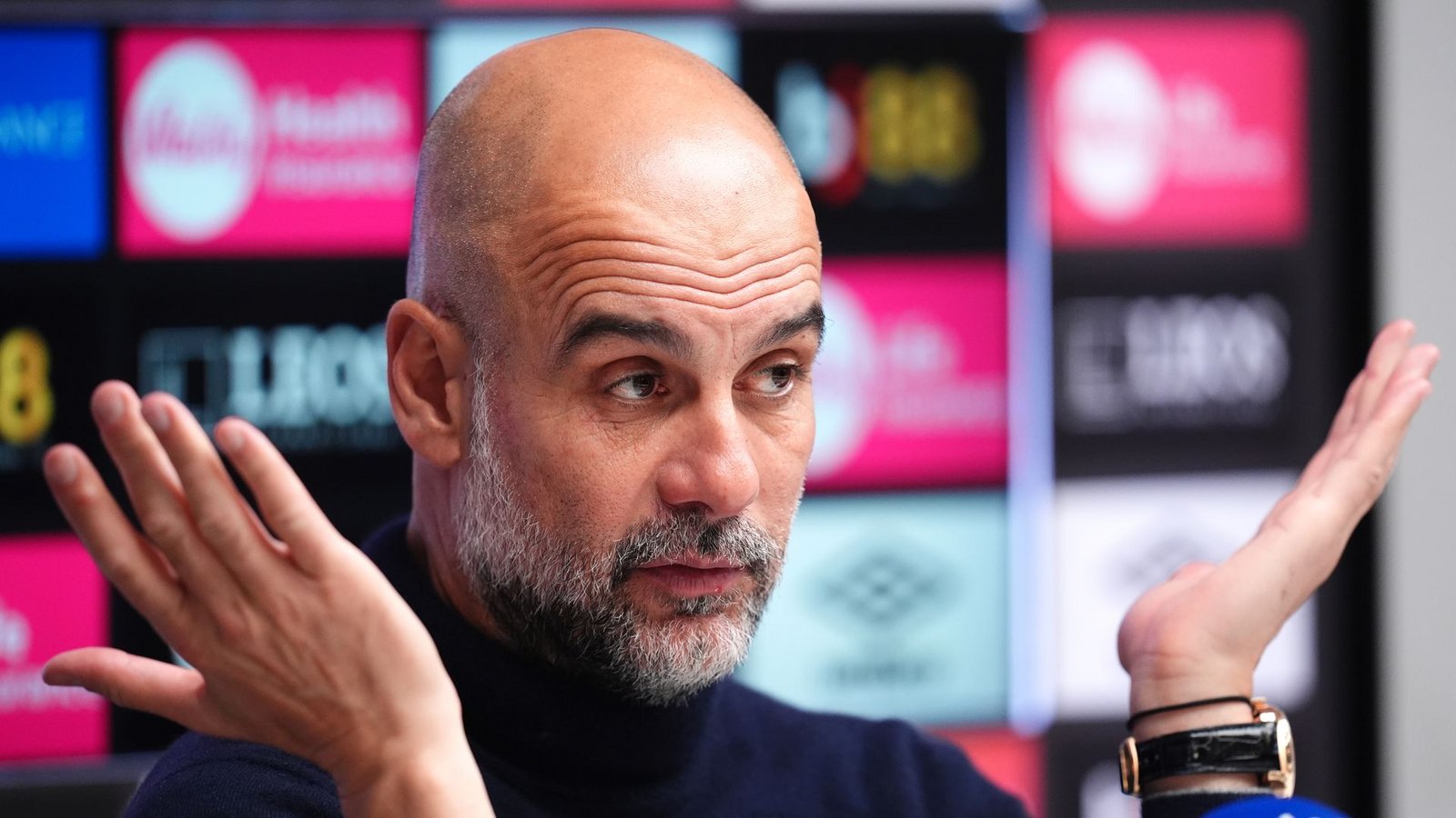 Pep Guardiola, Trainer von Manchester City, spricht während einer Pressekonferenz nach dem Premier-League-Spiel im Vitality Stadium zu den Medien.Foto: John Walton/PA Wire/dpa Pep Guardiola, Trainer von Manchester City, spricht während einer Pressekonferenz nach dem Premier-League-Spiel im Vitality Stadium zu den Medien.Foto: John Walton/PA Wire/dpa