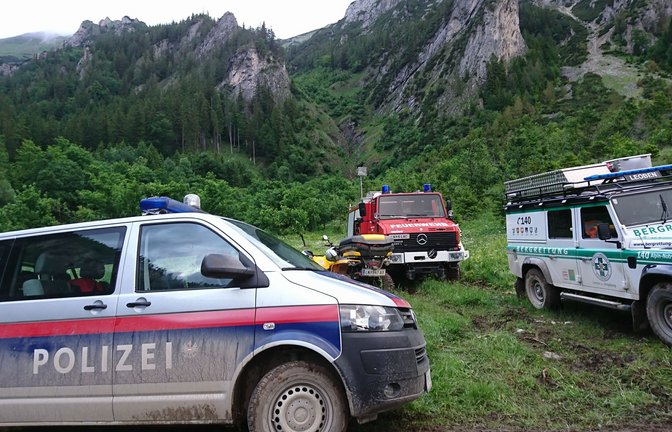 Einsatzfahrzeuge von österreichischer Polizei, Feuerwehr und Bergrettung stehen bereit (Archivbild).<span class='image-autor'>Foto: Roland Theny/Filmteam-Austria/apa/dpa</span>