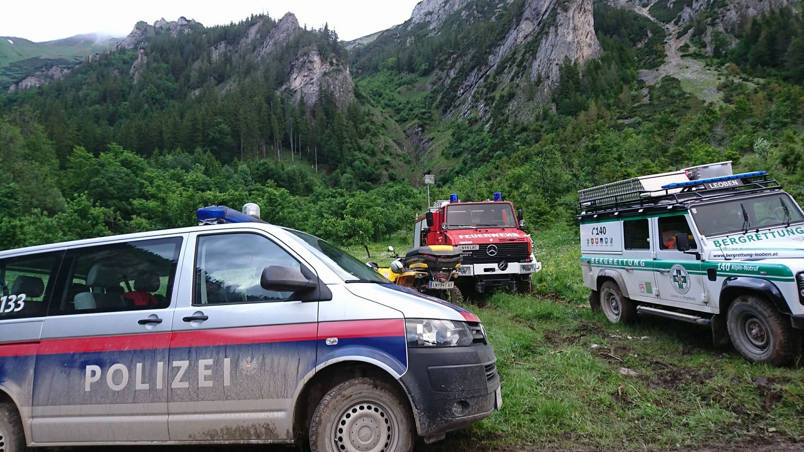 Einsatzfahrzeuge von österreichischer Polizei, Feuerwehr und Bergrettung stehen bereit (Archivbild).Foto: Roland Theny/Filmteam-Austria/apa/dpa