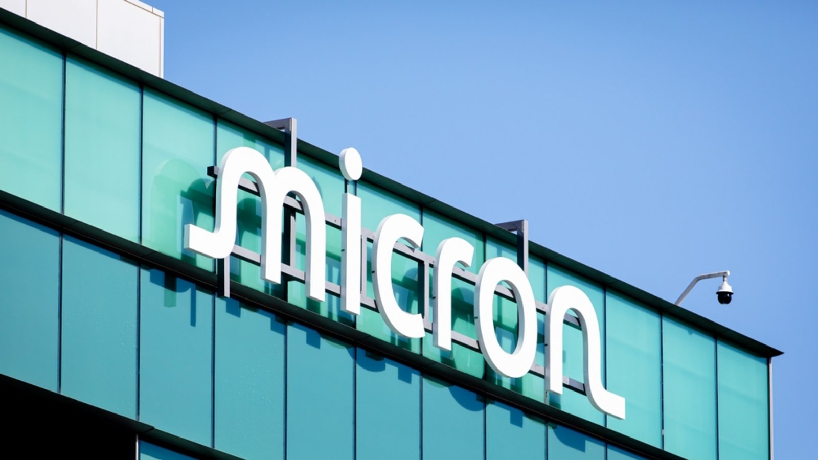 Die Micron-Aktie legt um 20 Prozent zu. Im Fokus stehen neue mehrjährige Lieferverträge und optimistische Analystenkommentare. Erfahren Sie, was den Kursanstieg antreibt und wie es weitergehen könnte.Foto: bluestork / Shutterstock.com